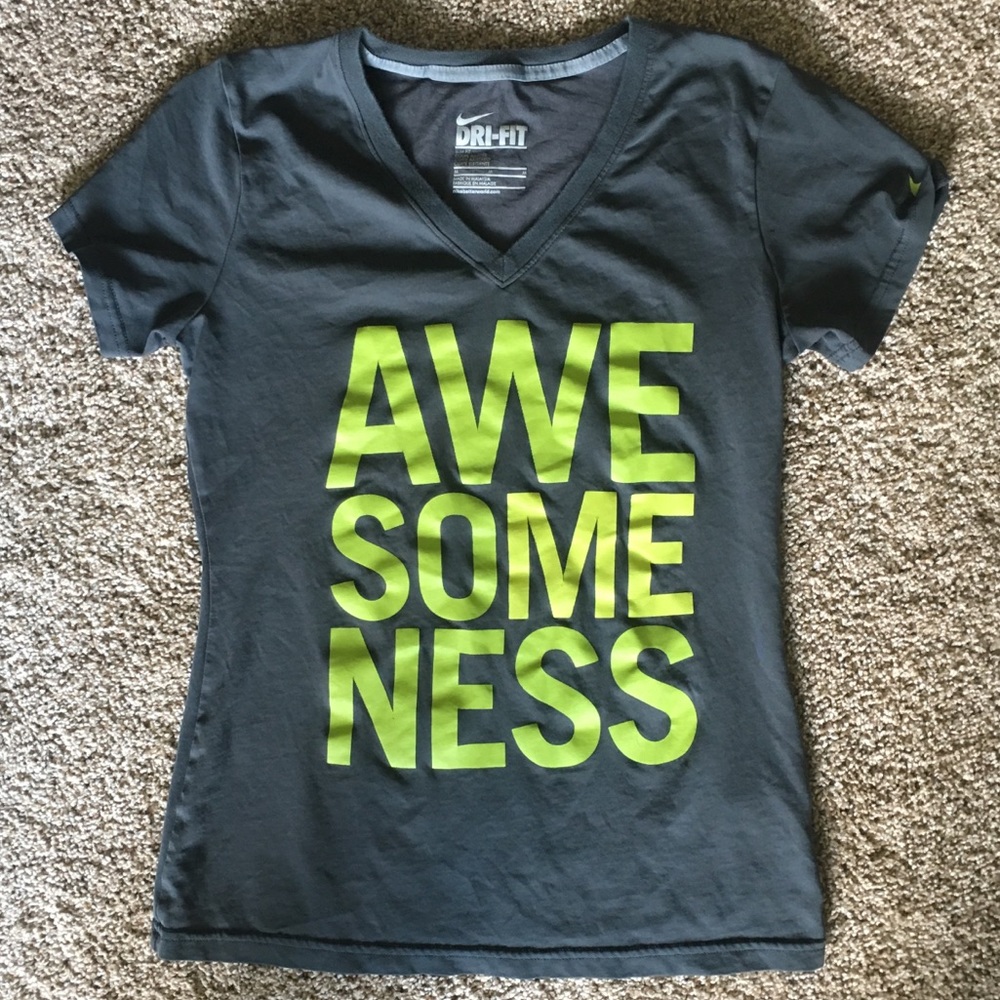 Nike Dry Fit. V-Neck. Short sleeve.